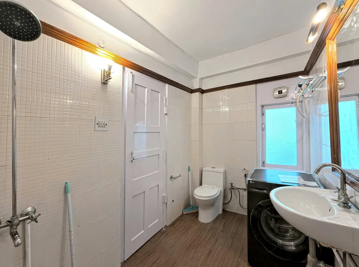 bathroom-1-of-serviced-apartment-near-mall-road-shimla