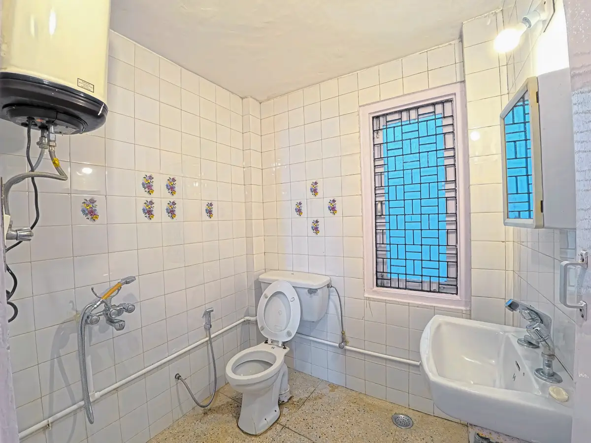 bathroom-2-of-serviced-apartment-near-mall-road-shimla