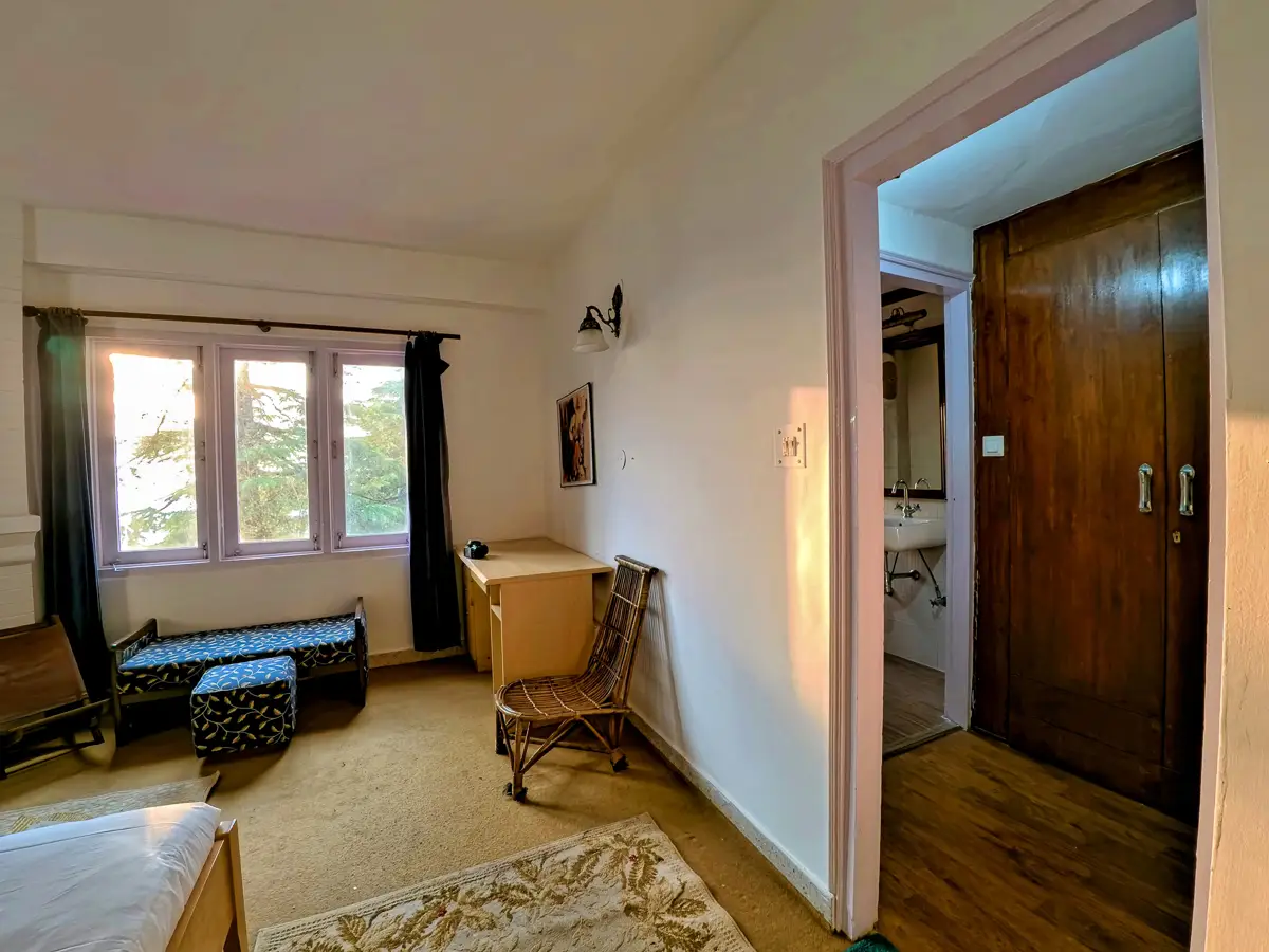 bedroom-and-dressing-area-of-serviced-apartment-near-mall-road-shimla