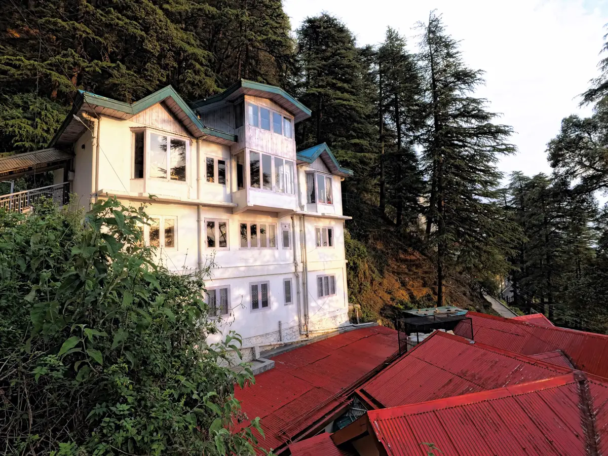 building-exterior-serviced-apartment-near-mall-road-shimla